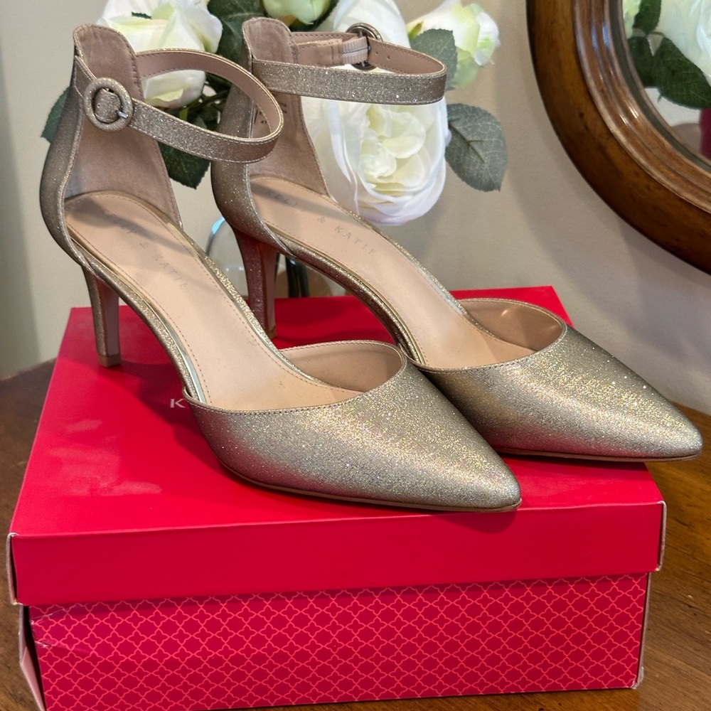 Dressy gold comfy evening shoes barely worn